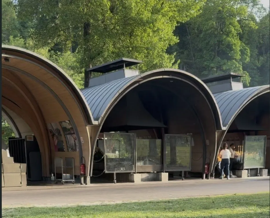 Velários do Santuário de Lourdes, na França, sob coberturas em arco