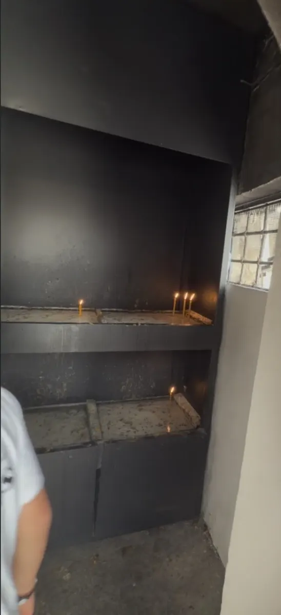 Nicho com velas acesas no interior de uma igreja histórica