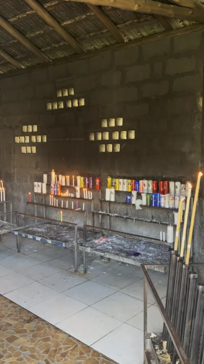 Velário do Santuário de Santa Paulina, em Nova Trento (SC), com prateleiras de velas coloridas