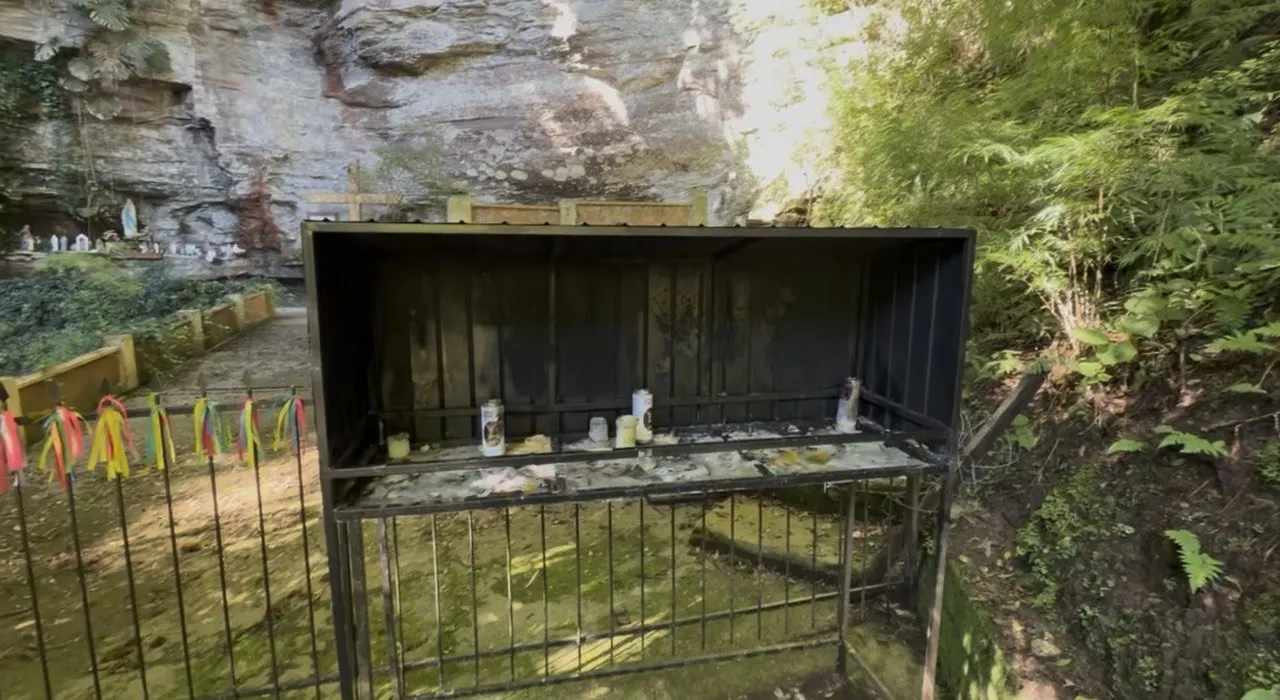 Caixa metálica de velário ao lado de uma gruta em Urubici (SC)