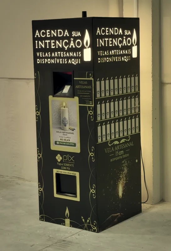 Luzia Prima vista de frente e de lado, com as velas expostas na lateral