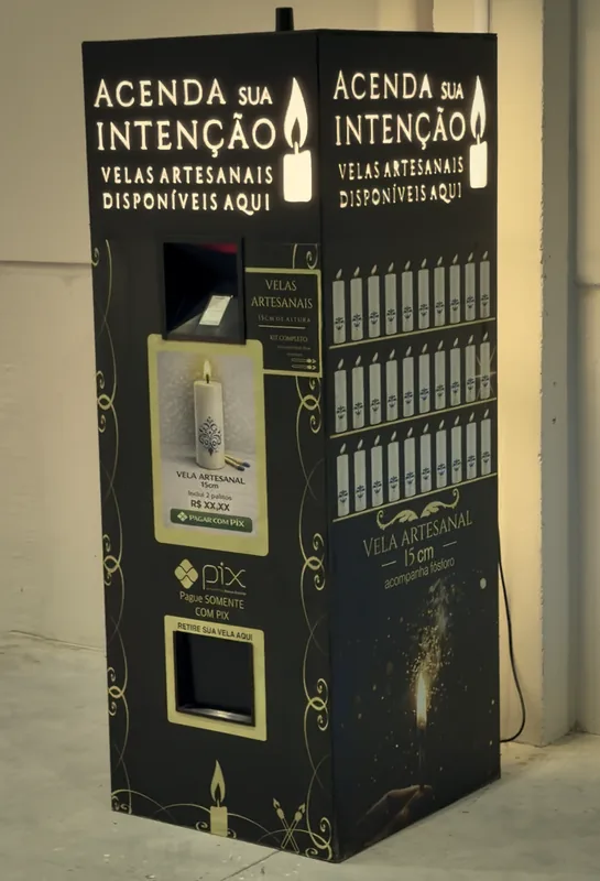 Luzia Prima de perto, com o painel “Acenda sua intenção” iluminado