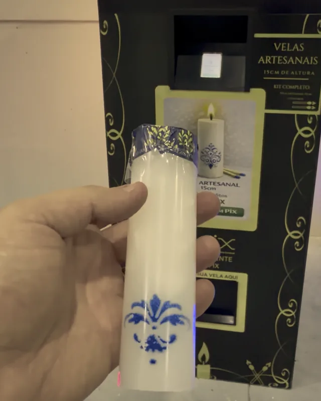 Vela artesanal na mão, diante da Luzia Prima